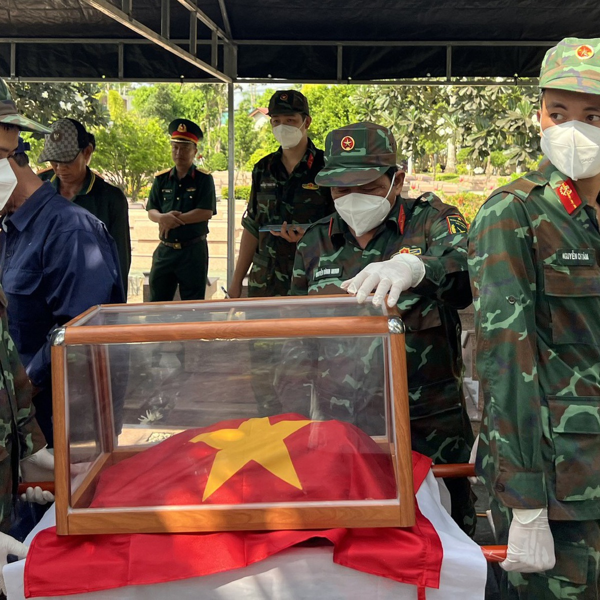 Lấy mẫu 620 hài cốt tại Nghĩa trang liệt sĩ Bến Tre tìm lại tên cho các anh hùng