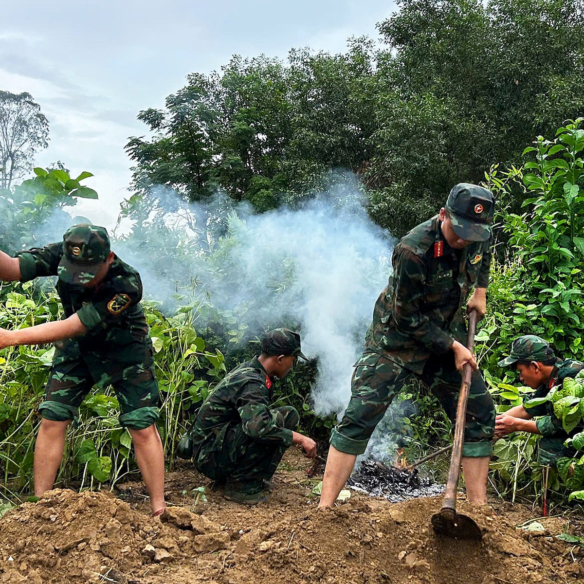 Tìm thấy 3 hài cốt nghi liệt sĩ đặc công ở mộ tập thể dài 15 mét