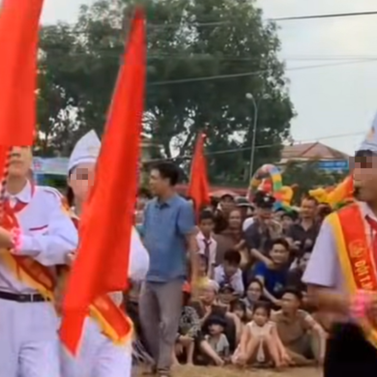 Thi nghi thức Đội kiểu ‘cà thọt’ gây tranh cãi