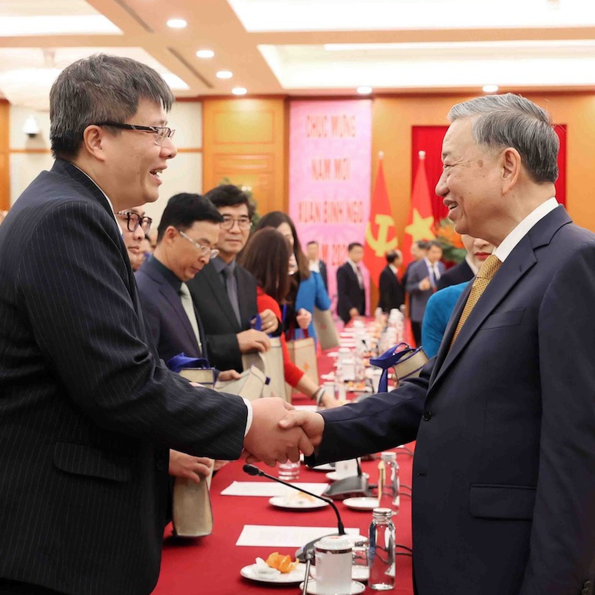 Tổng Bí thư, Chủ tịch nước ký nghị quyết của Bộ Chính trị về công tác người Việt Nam ở nước ngoài