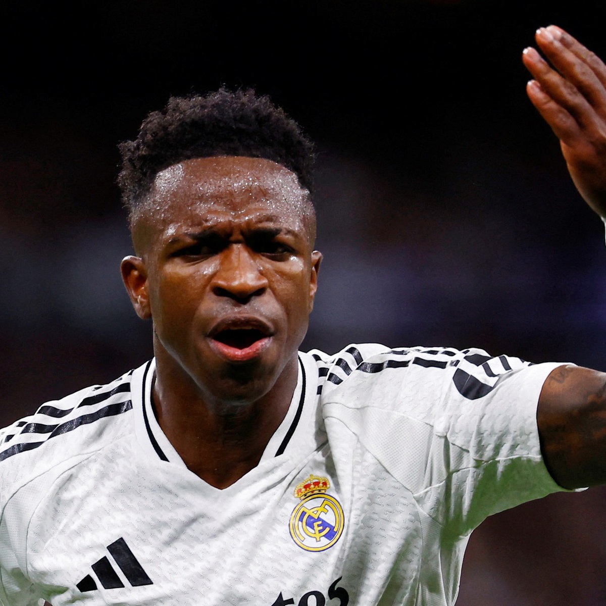 Nghe lời Mourinho, Vinicius 'quay xe' với Arsenal