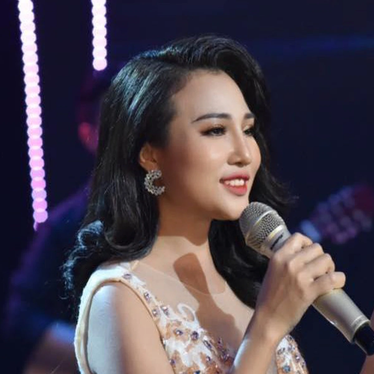 Ca sĩ Phương Diễm Huyền vừa bị khởi tố là ai?