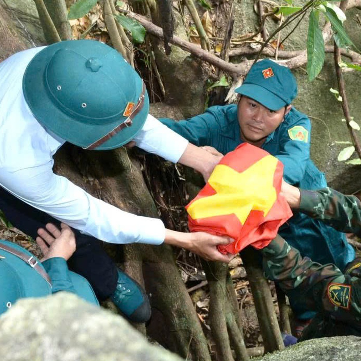 Từ thông tin của dân, tìm thấy hài cốt liệt sĩ, đang tìm cuốn nhật ký của bộ đội