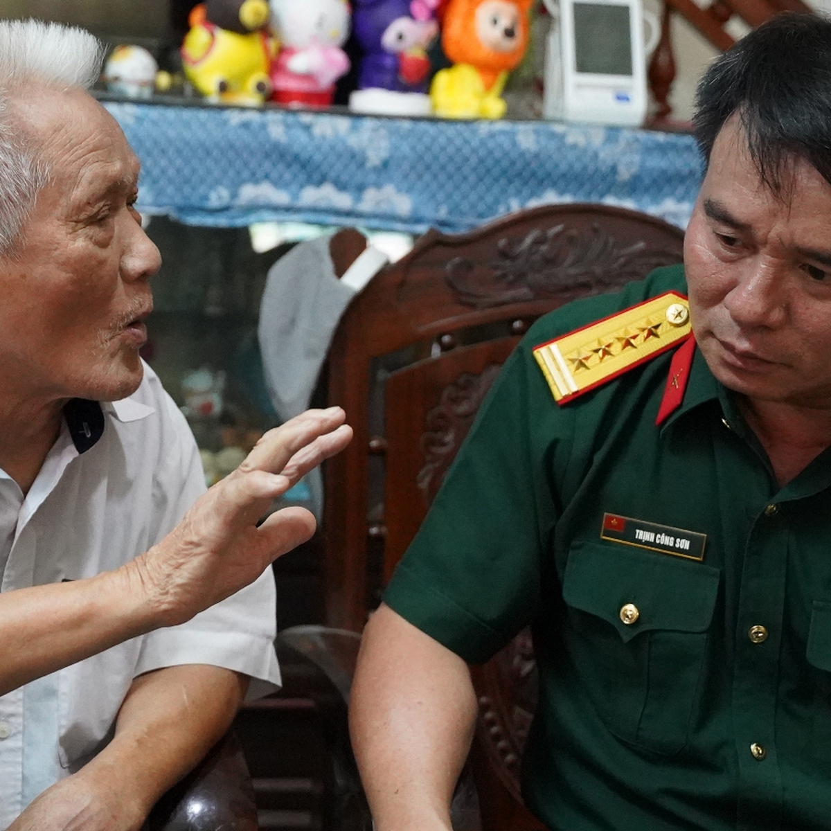 Bộ CHQS tỉnh Quảng Ngãi gặp y sĩ 96 tuổi có cuốn sổ ghi tên 181 liệt sĩ