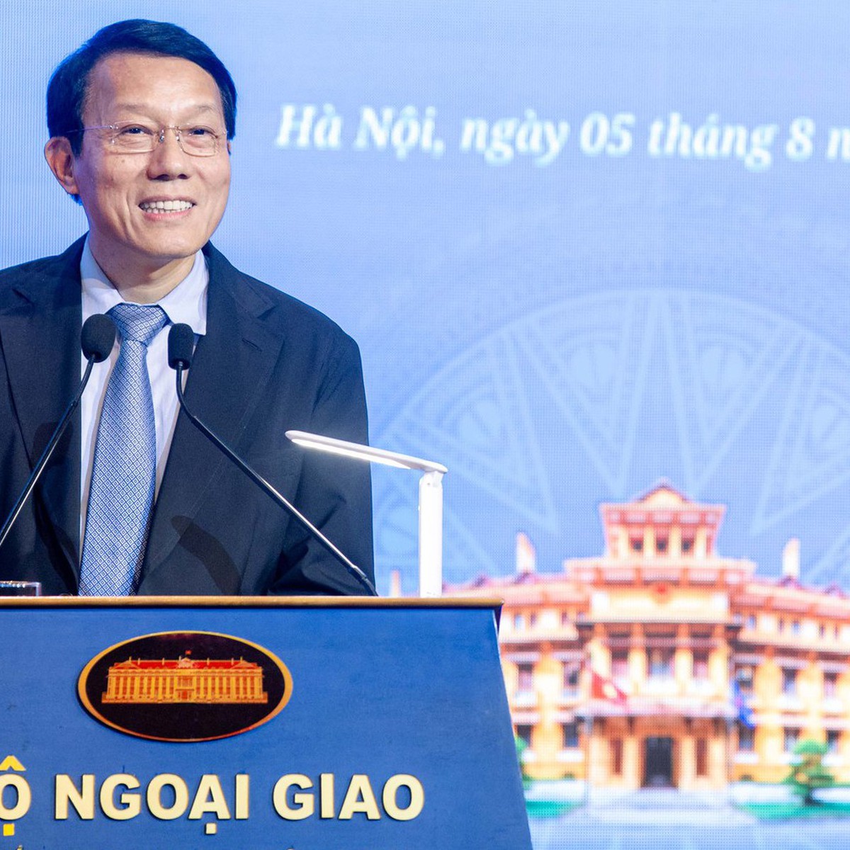 Ngoại giao công nghệ: Không chỉ 'đón đại bàng', phải 'bay cùng đại bàng'