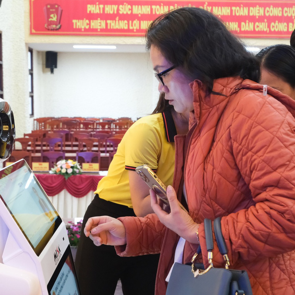Robot AI làm lễ tân hành chính ở Đà Lạt