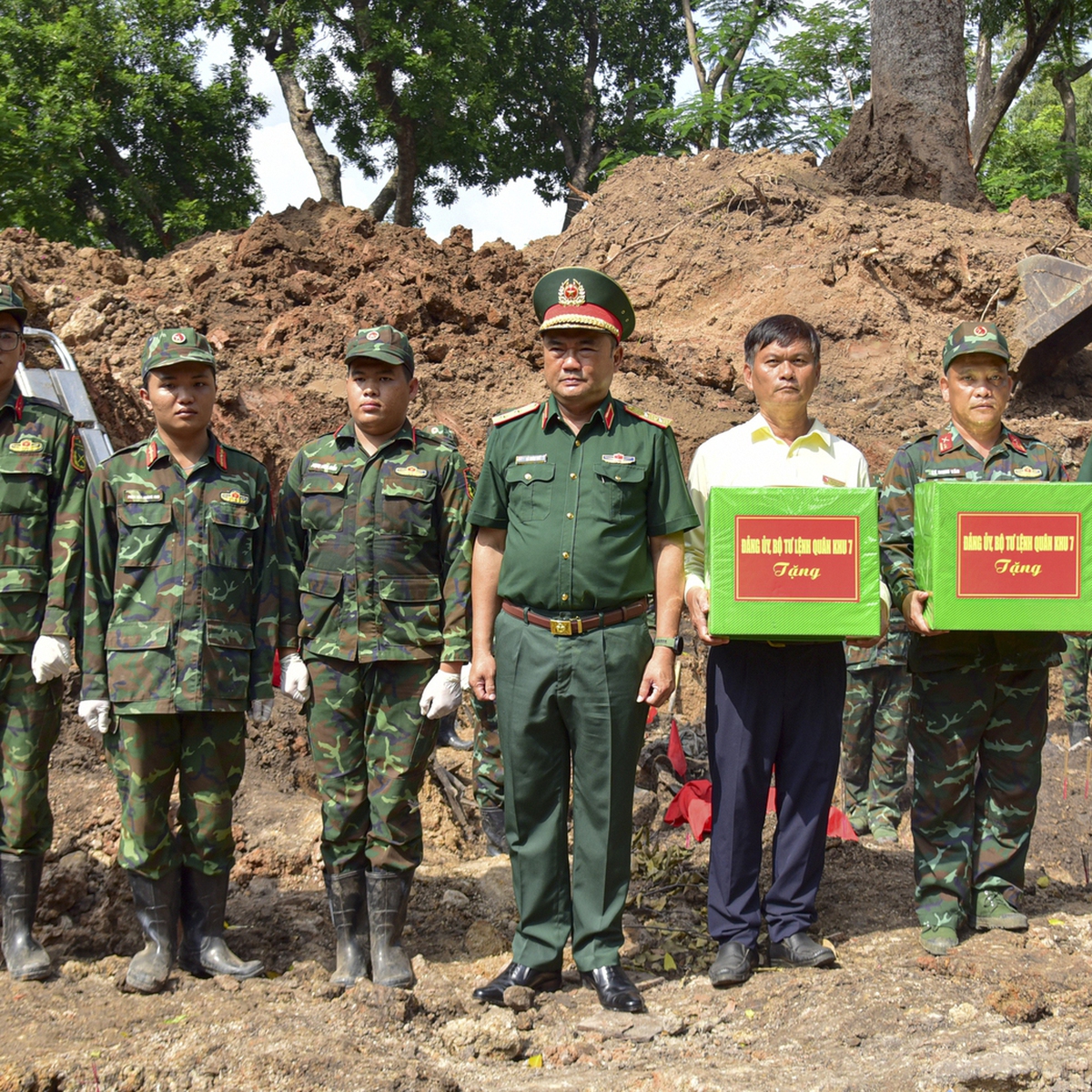Tư lệnh Quân khu 7: Tôi mong các gia đình liệt sĩ tìm được người thân như tôi đã tìm thấy mẹ mình