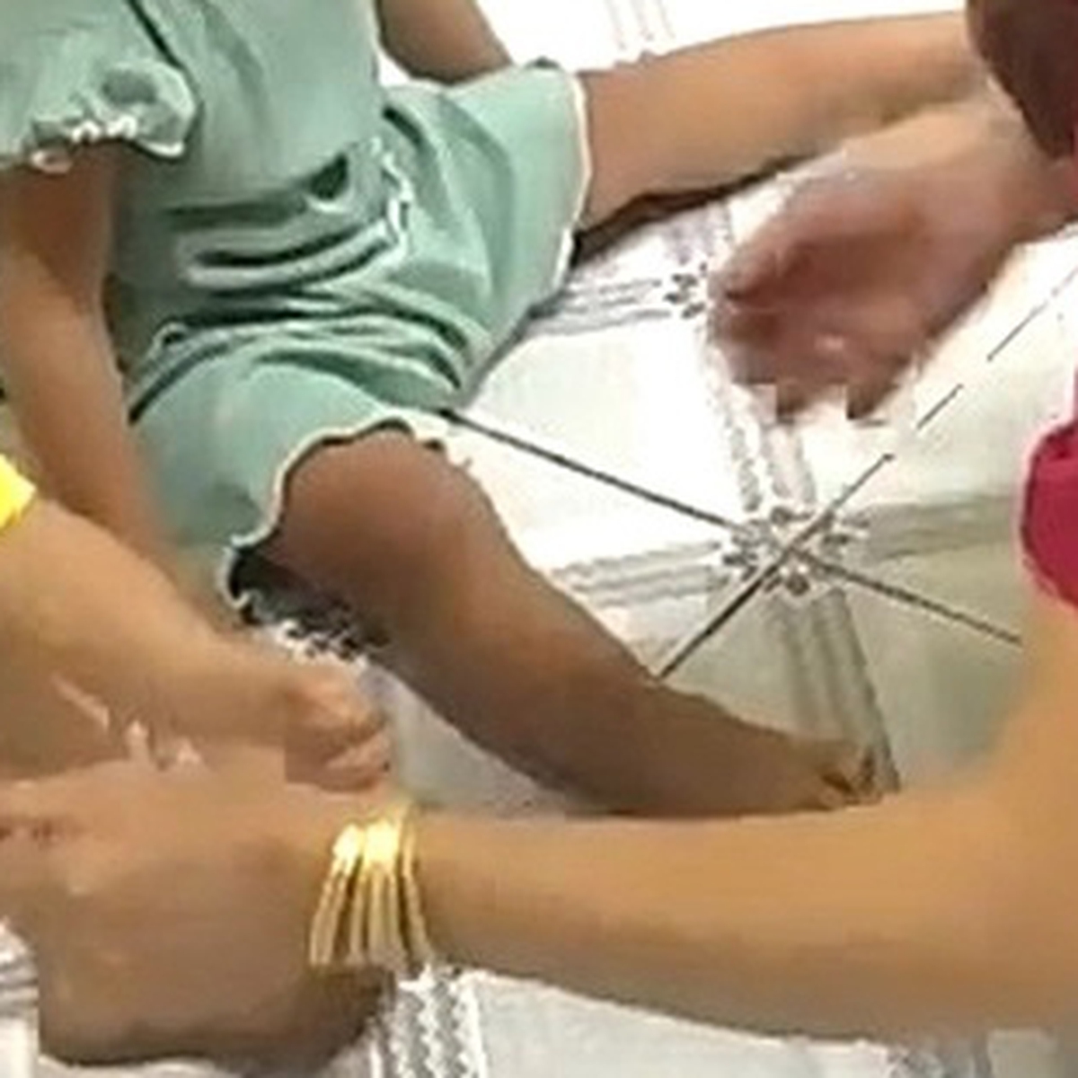 Bảo mẫu trường mầm non thừa nhận bắn dây thun vào chân trẻ