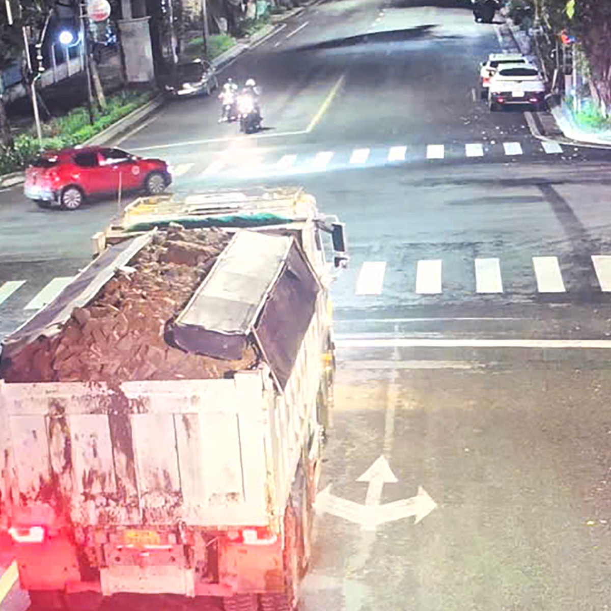 Camera AI truy vết xe tải làm rơi vãi đất ra đường trong đêm