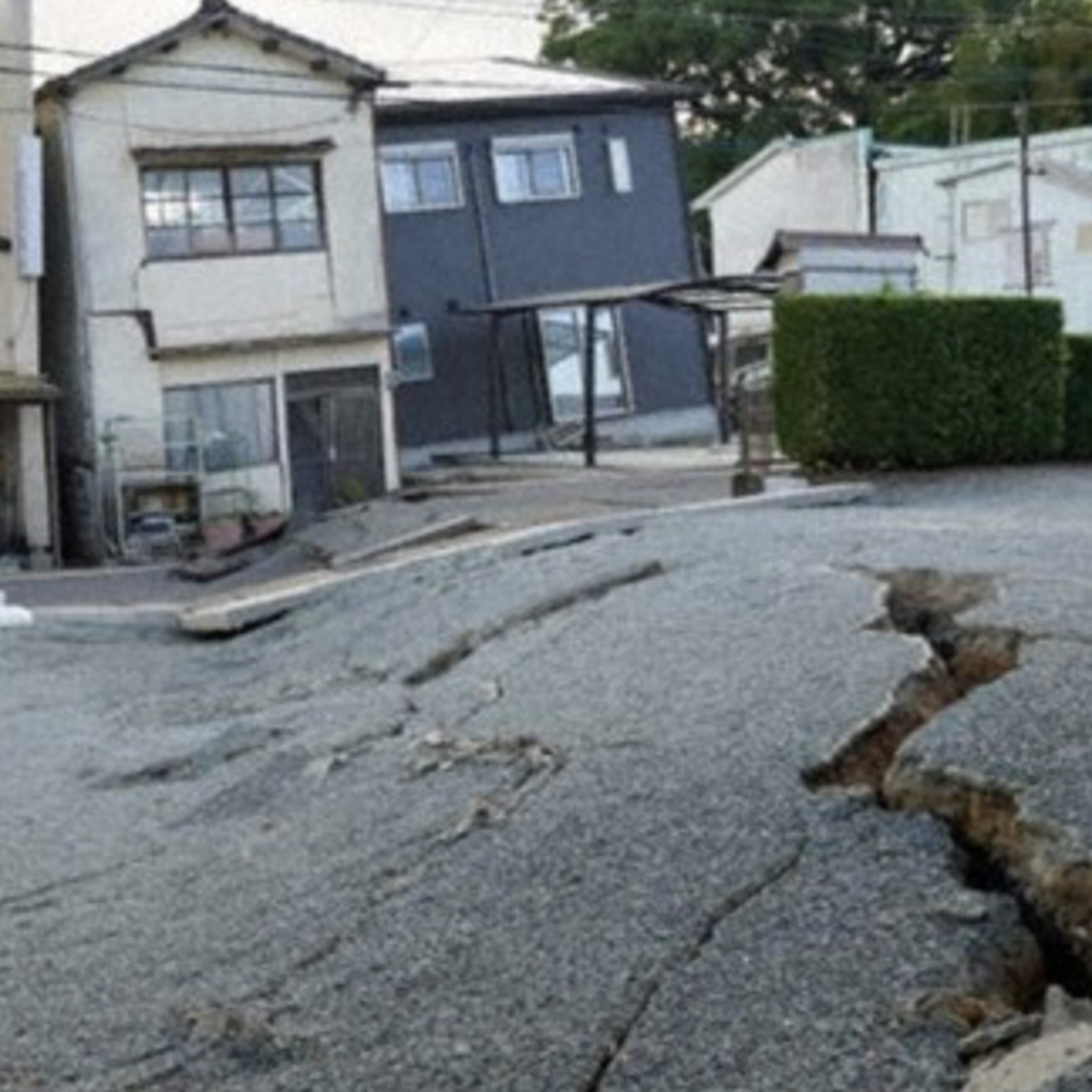 Nhật Bản xác nhận vết đứt gãy bề mặt dài 33km sau động đất Kumamoto