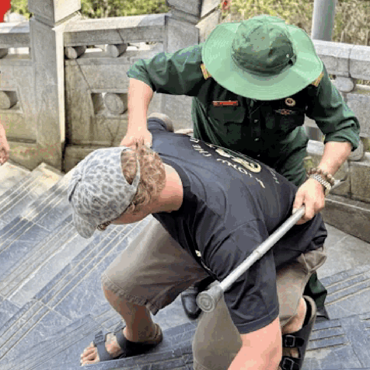 Du khách Pháp cõng cựu chiến binh lên cột cờ Lũng Cú