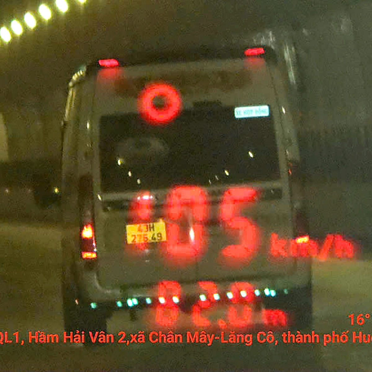 Cảnh sát giao thông bất ngờ bắn tốc độ trong hầm Hải Vân, phát hiện xe chở khách chạy tốc độ 105km/h