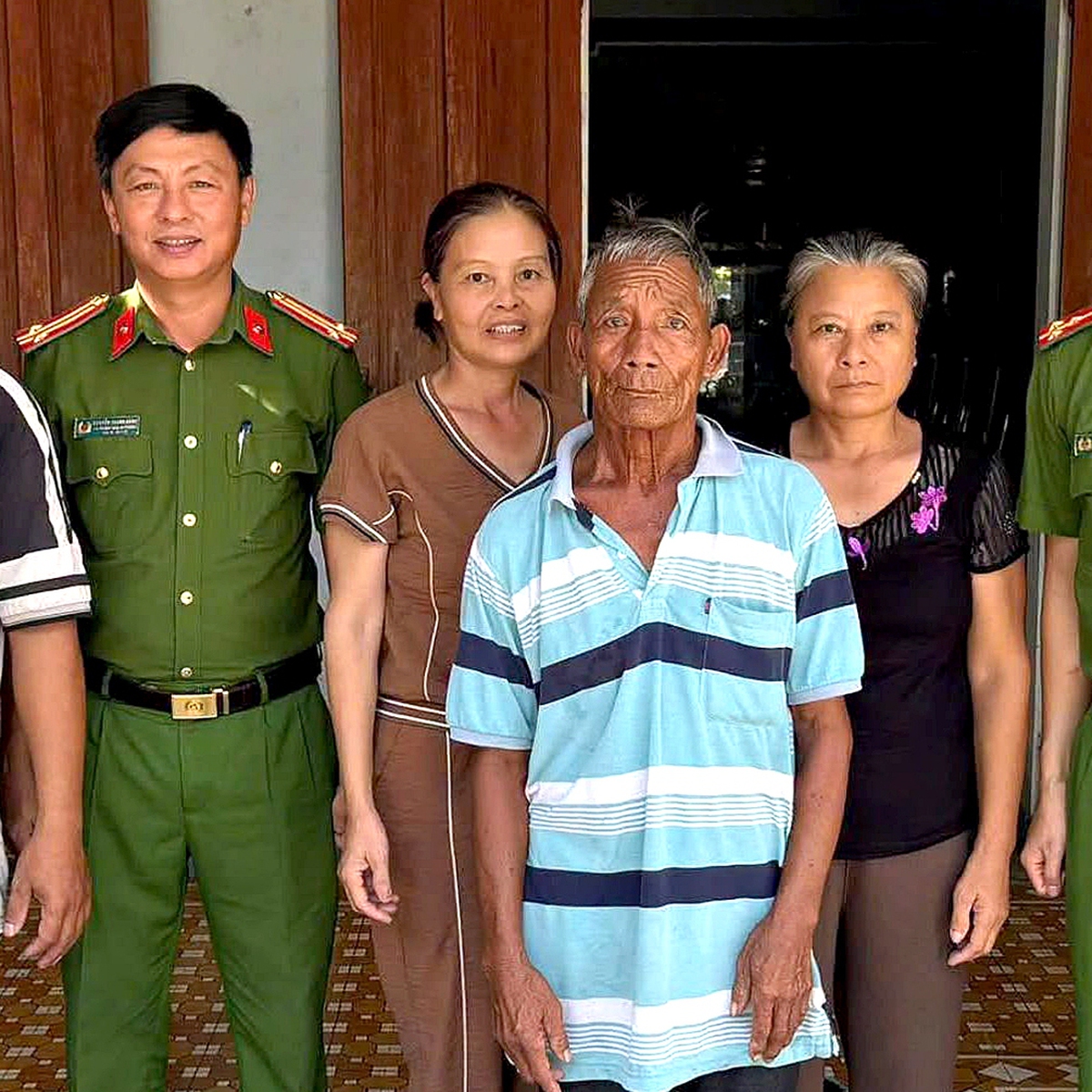 Hai cháu ở Phú Thọ tìm được chú ruột ở Quảng Ngãi sau 35 năm thất lạc