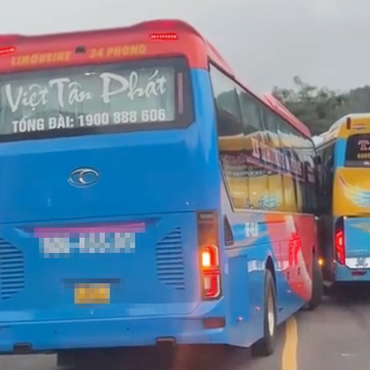 Lan truyền clip xe giường nằm Việt Tân Phát vượt ẩu trên đèo, va chạm xe khác sau tai nạn 4 người chết