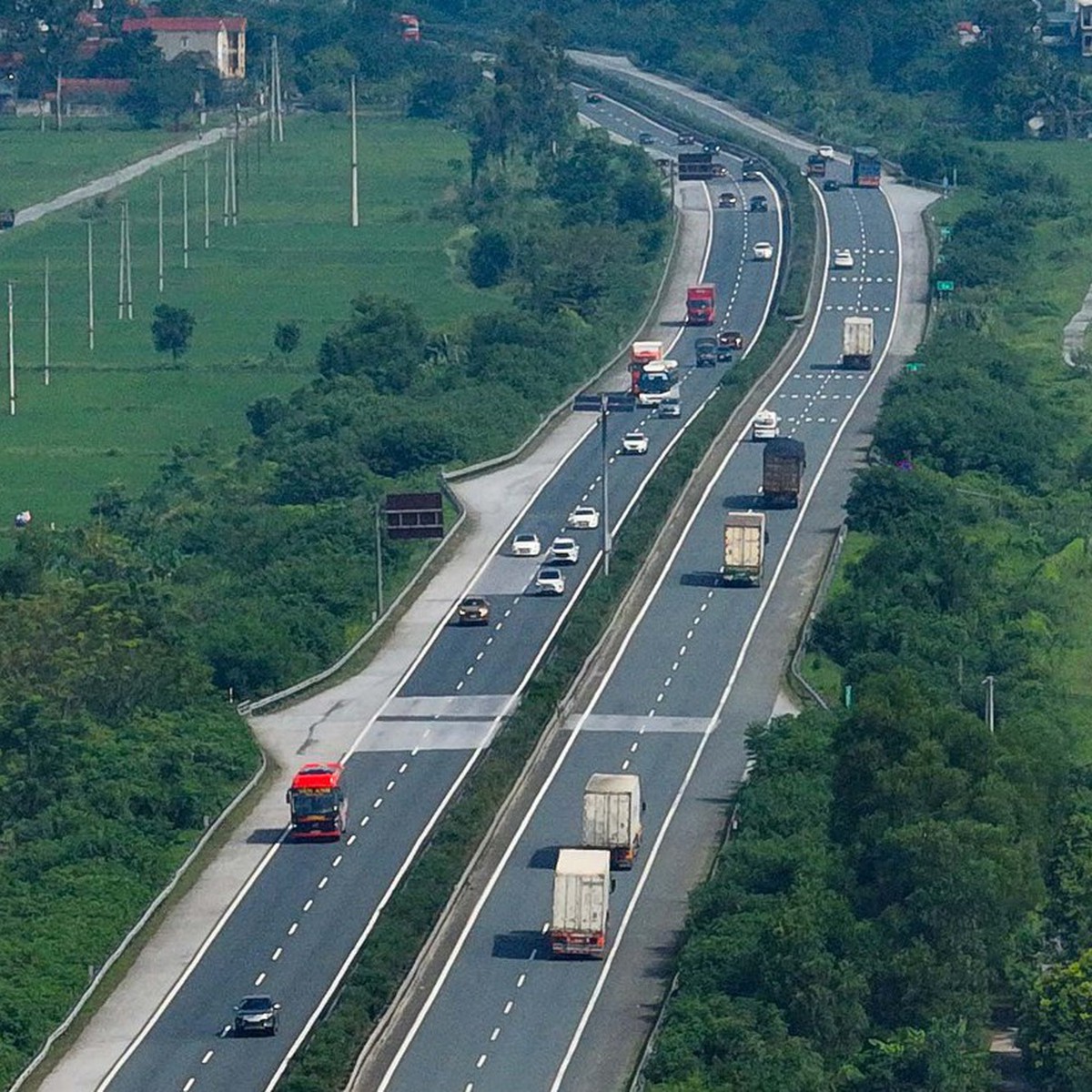 Đón dòng xe về Hà Nội sau lễ, cảnh sát giao thông lên phương án cho đi ngược chiều cao tốc