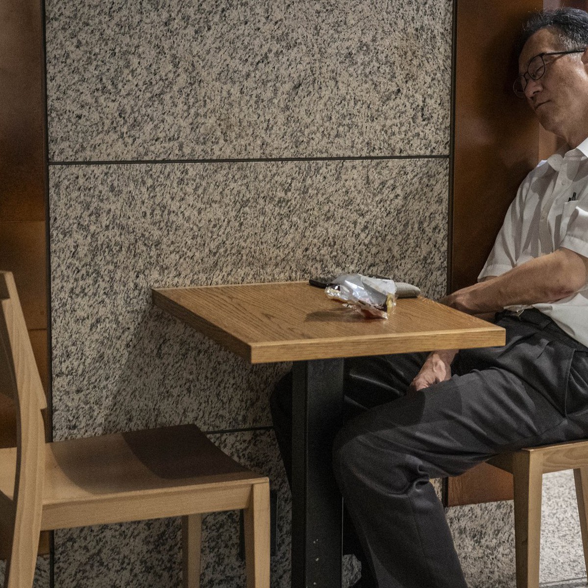 Nhật Bản nới lỏng giờ làm thêm, nỗi lo văn hóa 'làm đến kiệt sức' quay lại