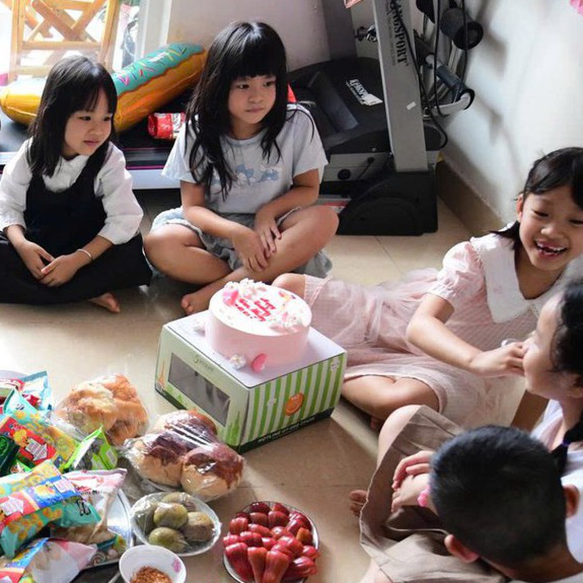 Đi sinh nhật, tới cụng ly là vui rồi có cần quà tặng?