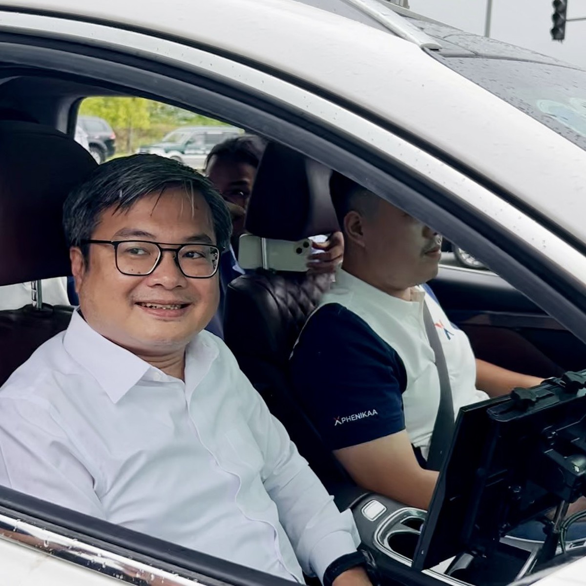 Phó chủ tịch UBND TP Hà Nội đi xe ô tô tự lái lần đầu tiên thử nghiệm tại thủ đô