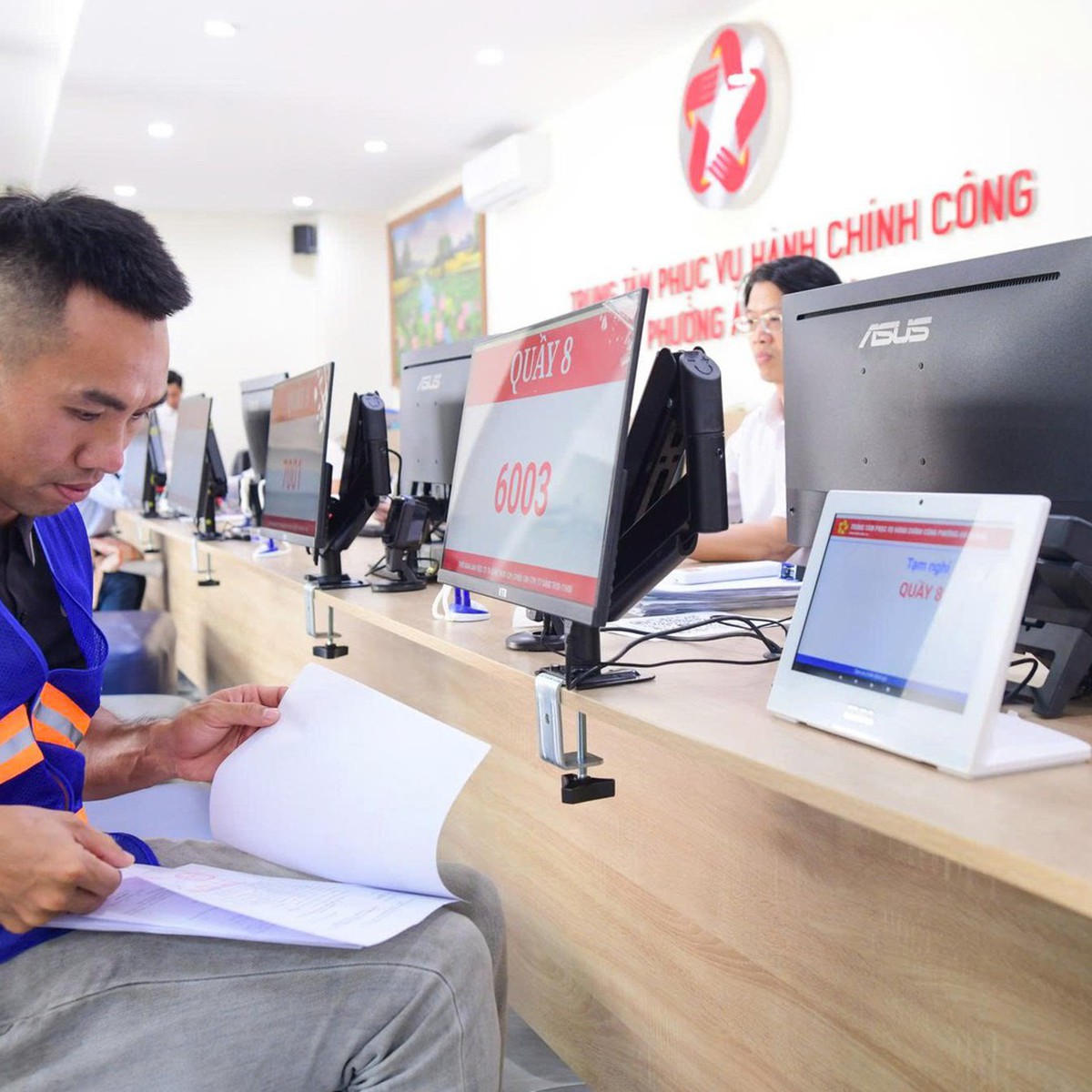Để cán bộ một cửa không phải gánh tất cả