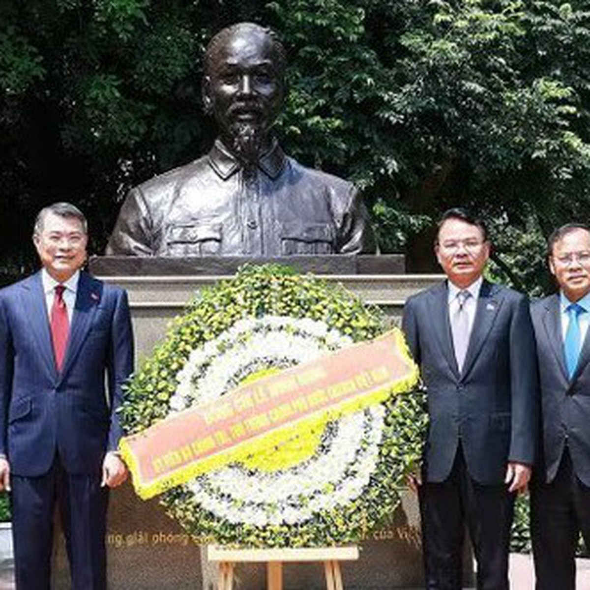 Thủ tướng Lê Minh Hưng dâng hoa tại tượng Chủ tịch Hồ Chí Minh ở Ấn Độ