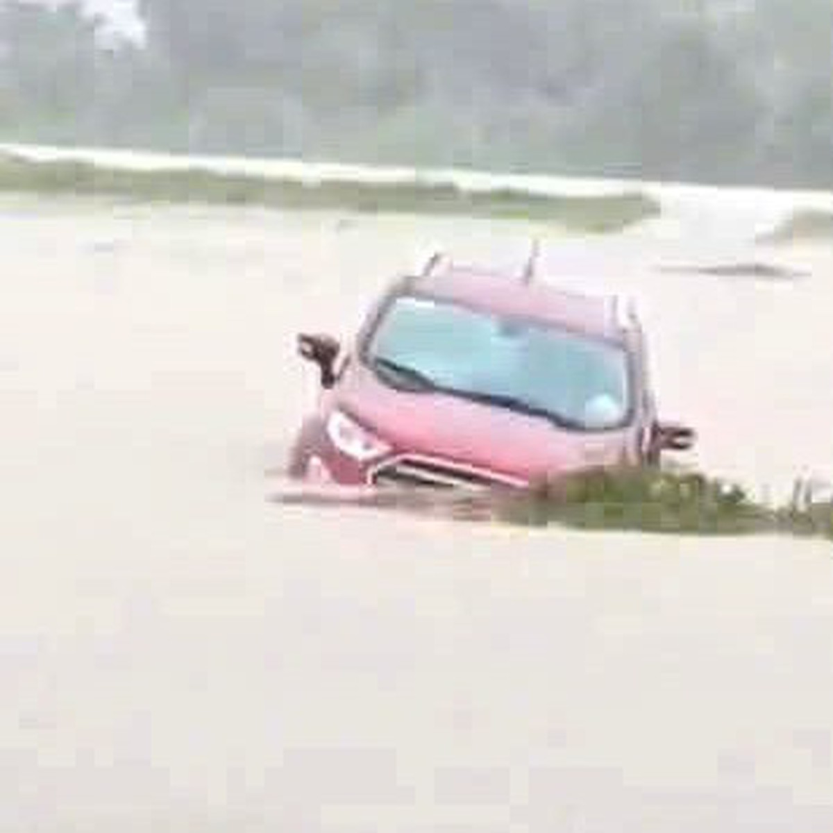 Đi đám cưới xong lái xe băng luôn qua vùng ngập nước, người dân phải giải cứu