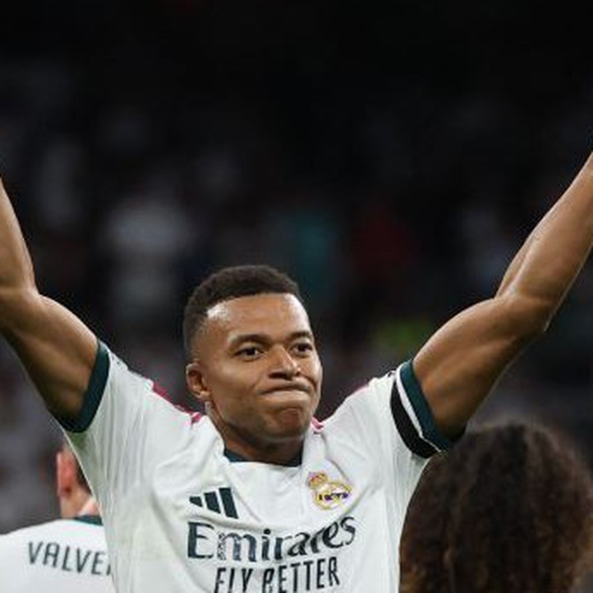 Mbappe lập cú đúp giúp Real Madrid san bằng điểm số với Barca