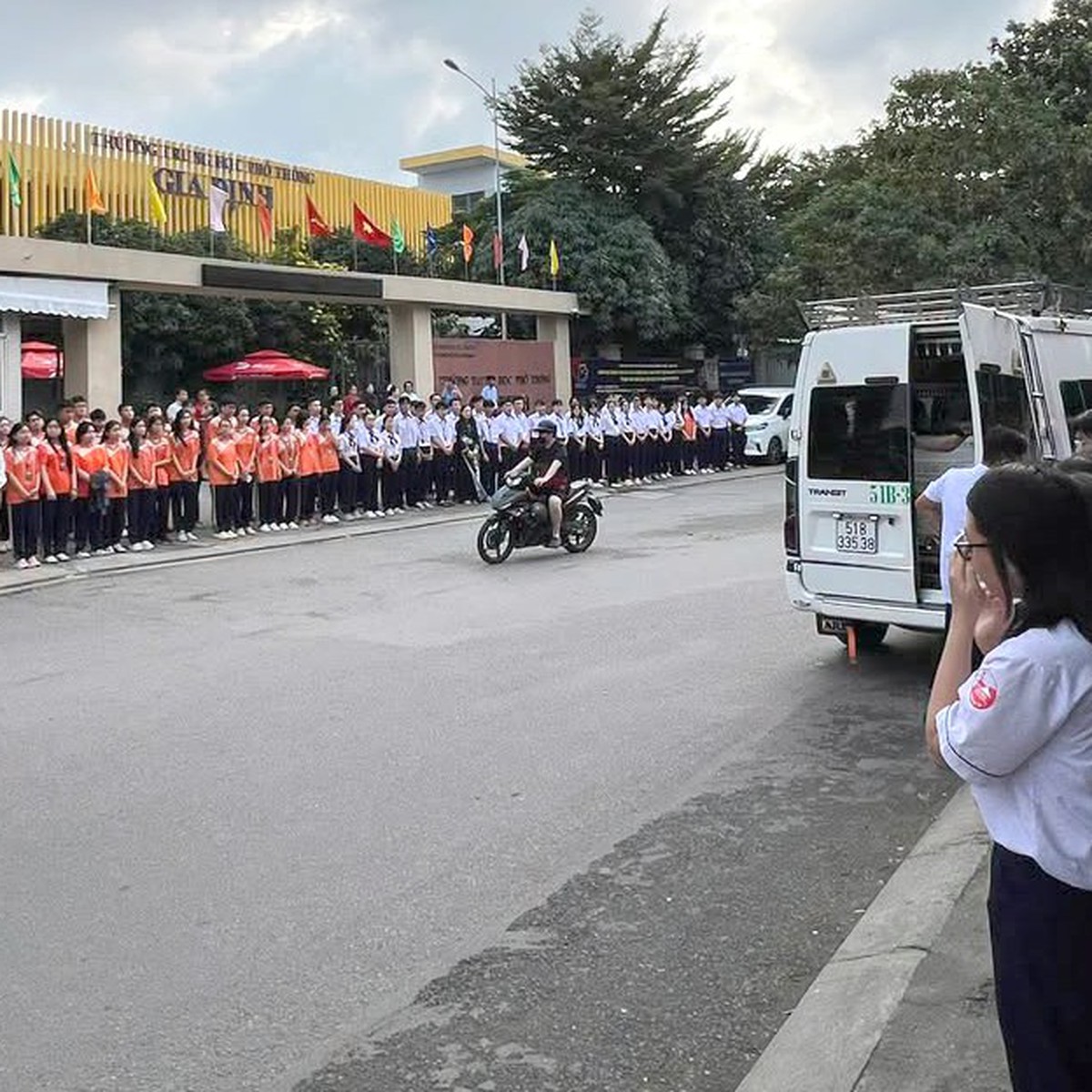 Nam sinh Trường Gia Định ra đi ở tuổi 18, hàng trăm thầy cô, bạn bè tiễn biệt trước cổng trường