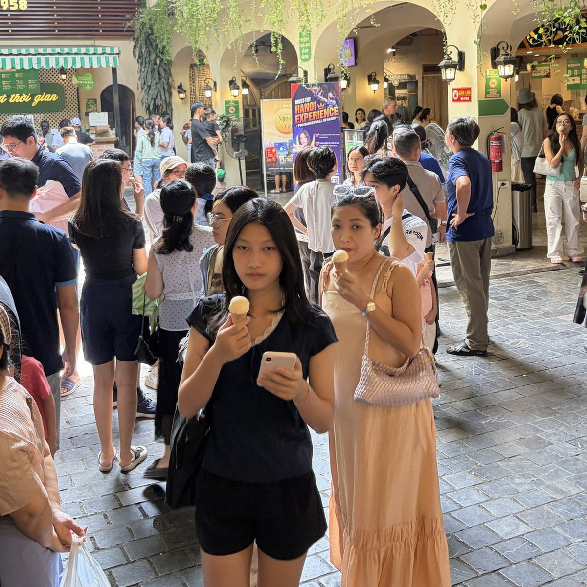 Khách nườm nượp đổ về cửa hàng kem 35 Tràng Tiền trước ngày đóng cửa