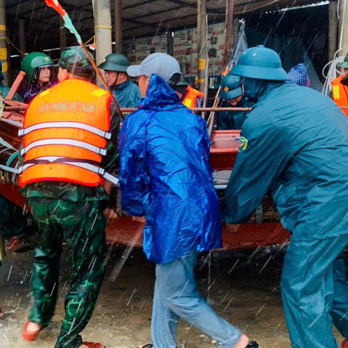 Sóng cao 2,5m đánh vào bãi tắm Mỹ Thủy