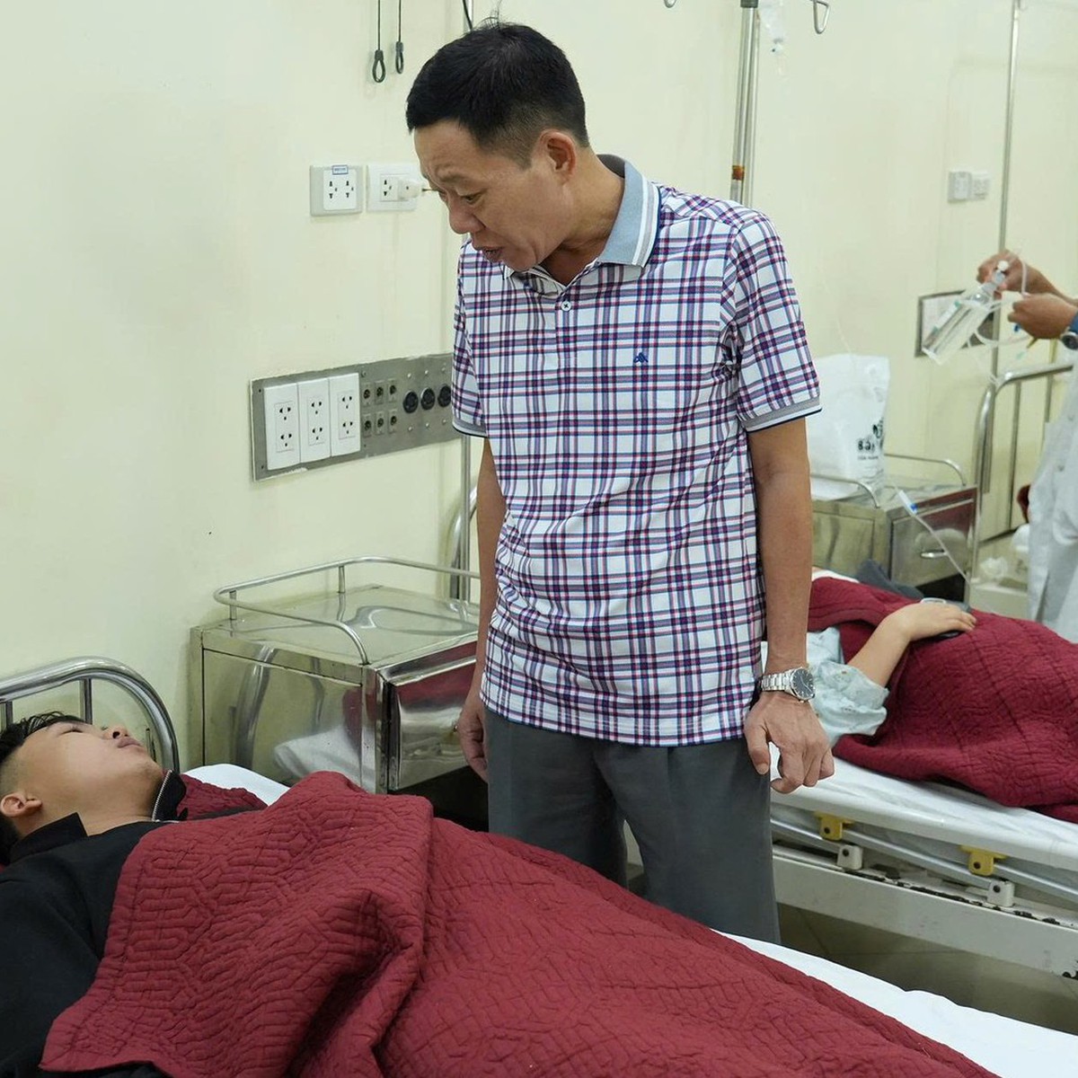 Yêu cầu điều tra vụ ngộ độc thức ăn 174 công nhân nhập viện
