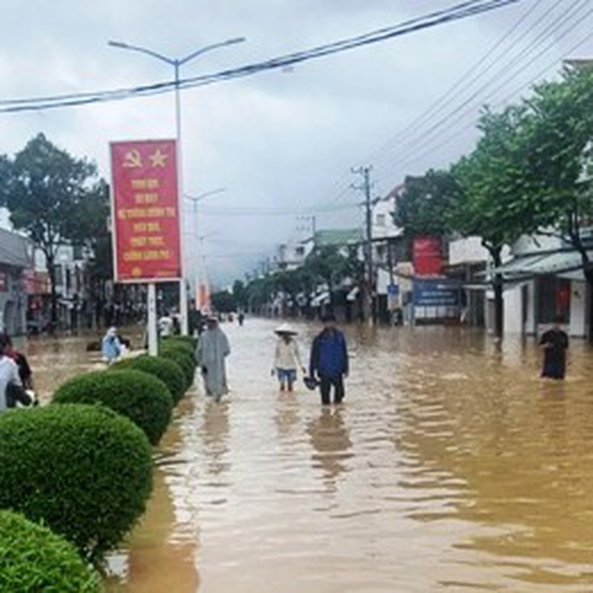 Thời tiết hôm nay 13-9: Áp thấp nhiệt đới sát bờ, miền Trung mưa lớn