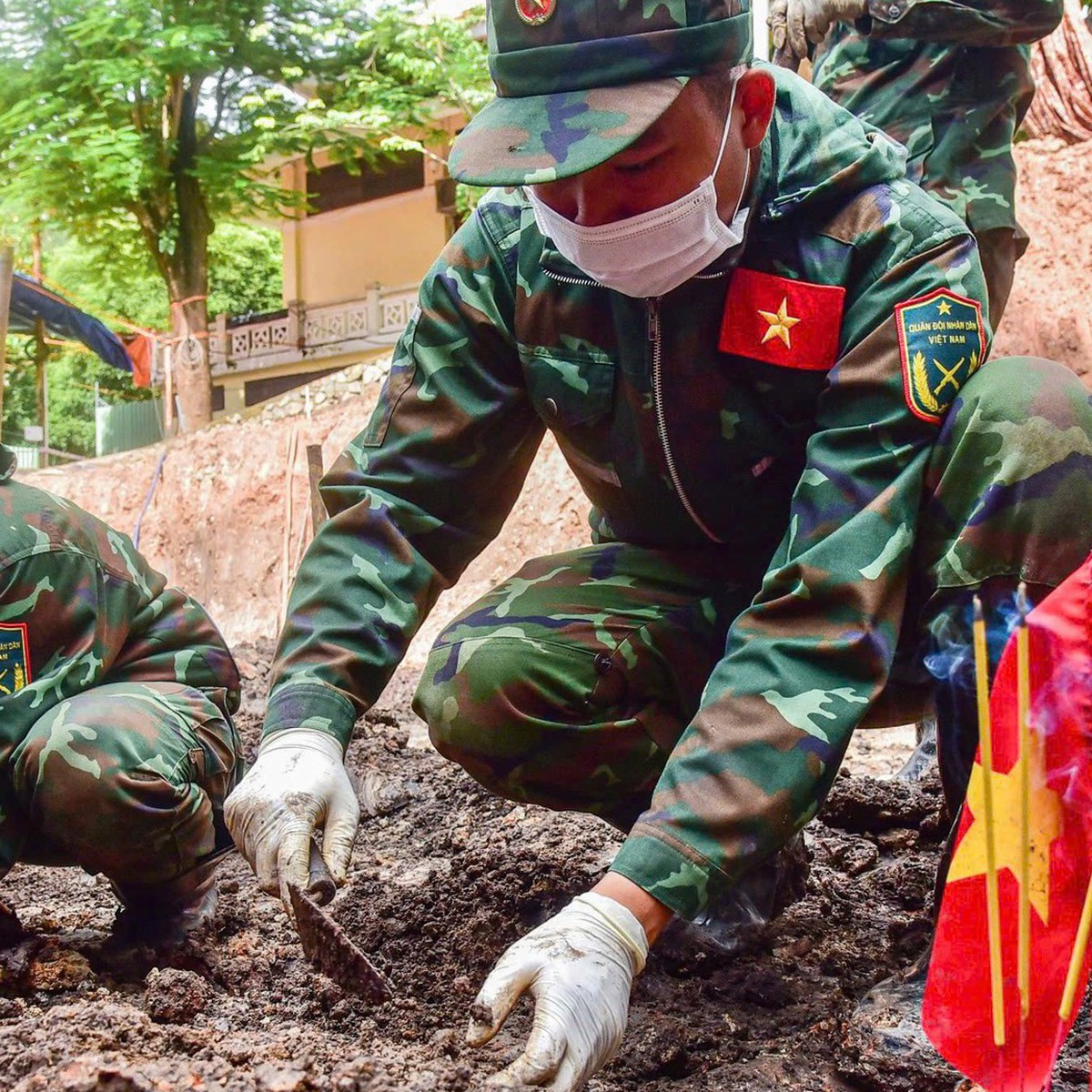 Ngày 13-9: Tìm thêm 11 hài cốt liệt sĩ tại rãnh chôn mới, đã thấy 627 bộ ở công viên Lê Thị Riêng