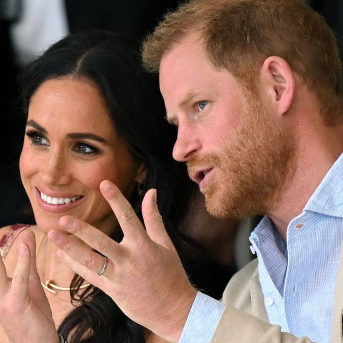 Vợ chồng Meghan Markle bị chế giễu công khai