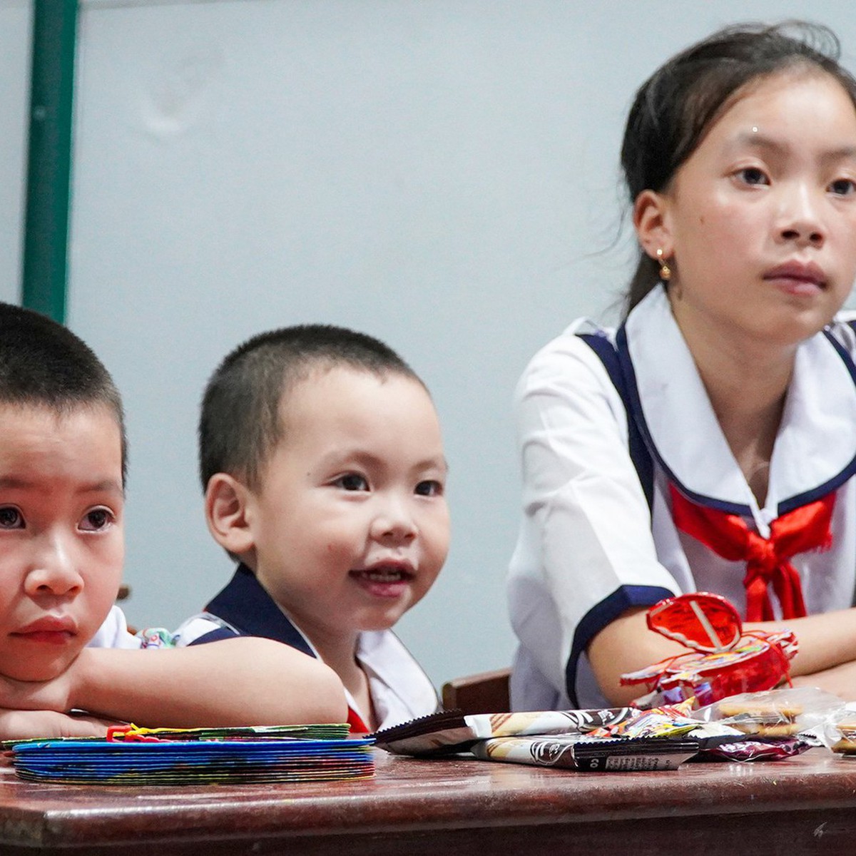 Lớp học tình thương kỳ lạ ở đảo Hòn Chuối với 3 cái bảng, 5 khối lớp, 1 người thầy