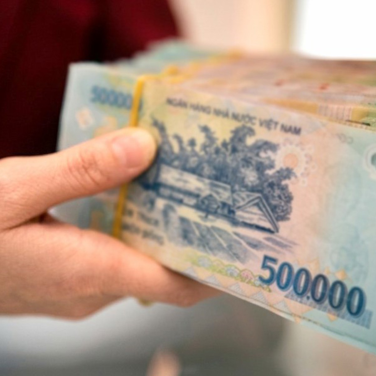 Không chỉ đua lãi suất, ngân hàng còn treo thưởng vàng, biệt thự để hút tiền gửi