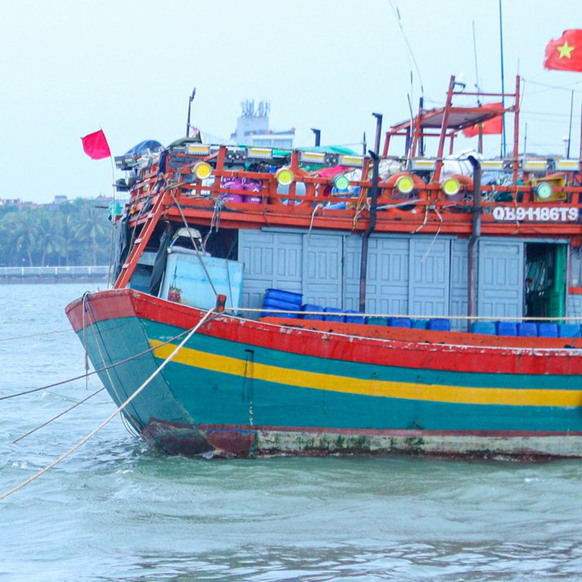 Ngư dân Quảng Trị gia cố tàu thuyền, sẵn sàng ứng phó áp thấp nhiệt đới