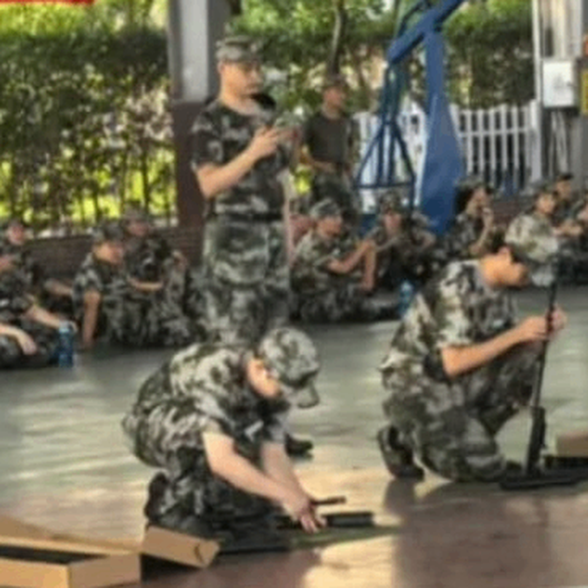 Chuỗi trà sữa đào tạo nhân viên như quân đội: Thu điện thoại, gấp chăn vuông