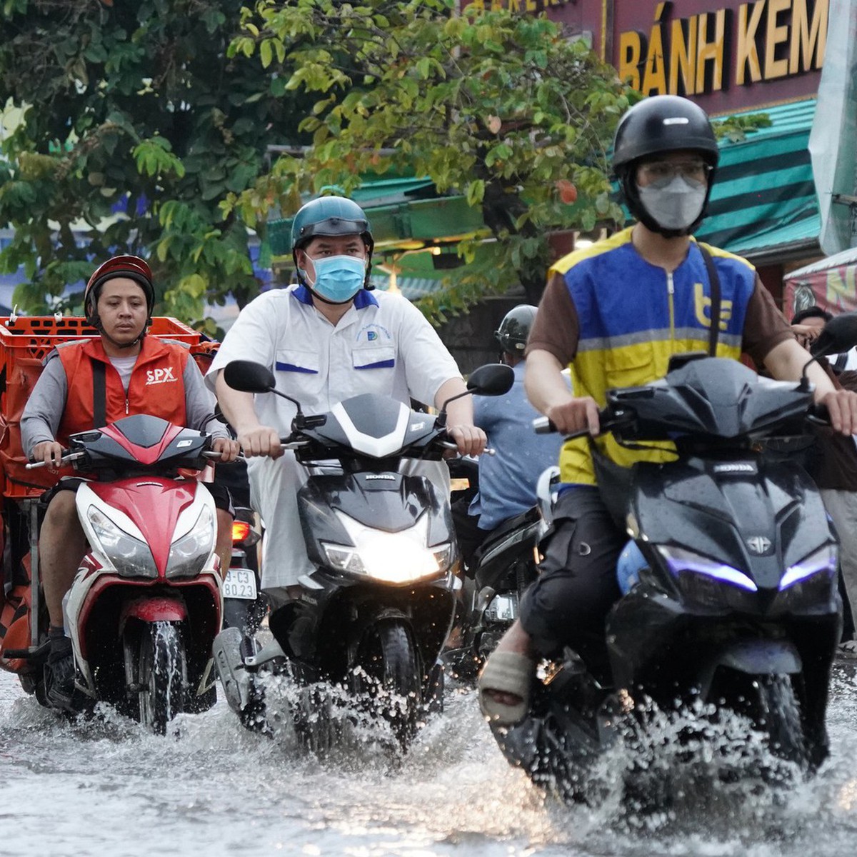 Mưa lớn kết hợp triều cường, người dân một số nơi khó nhọc trên đường về nhà