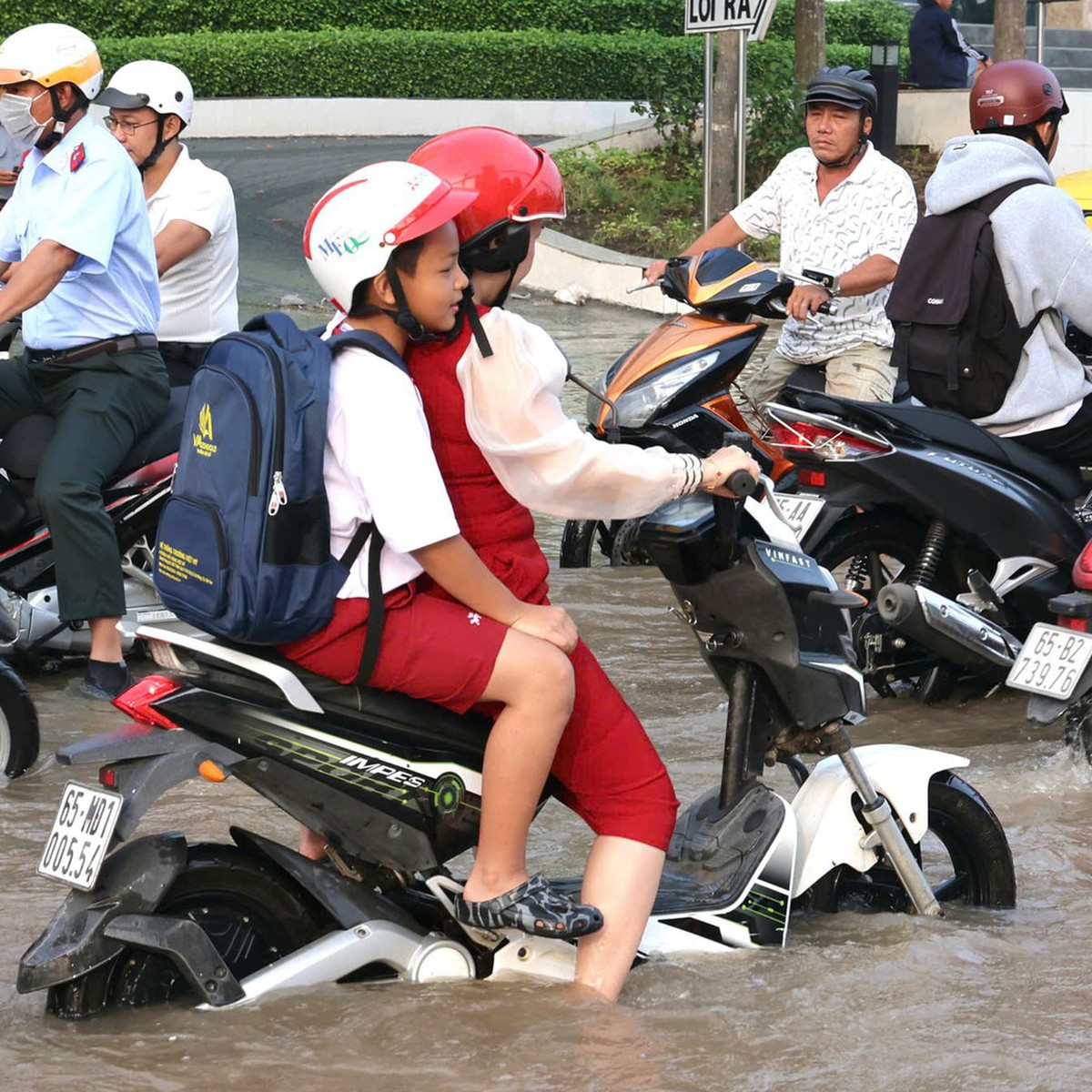 Triều cường tại TP Cần Thơ gây ngập sâu, người dân đi lại khó khăn
