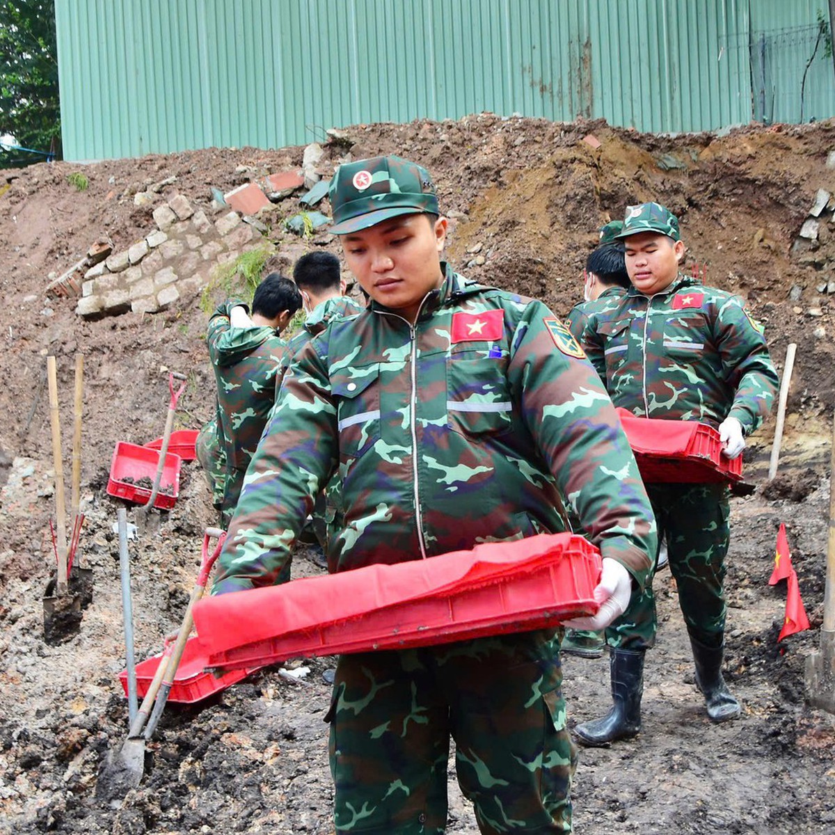 Ngày 16-9: Tìm được thêm 14 bộ hài cốt liệt sĩ tại rãnh chôn mới trong công viên Lê Thị Riêng