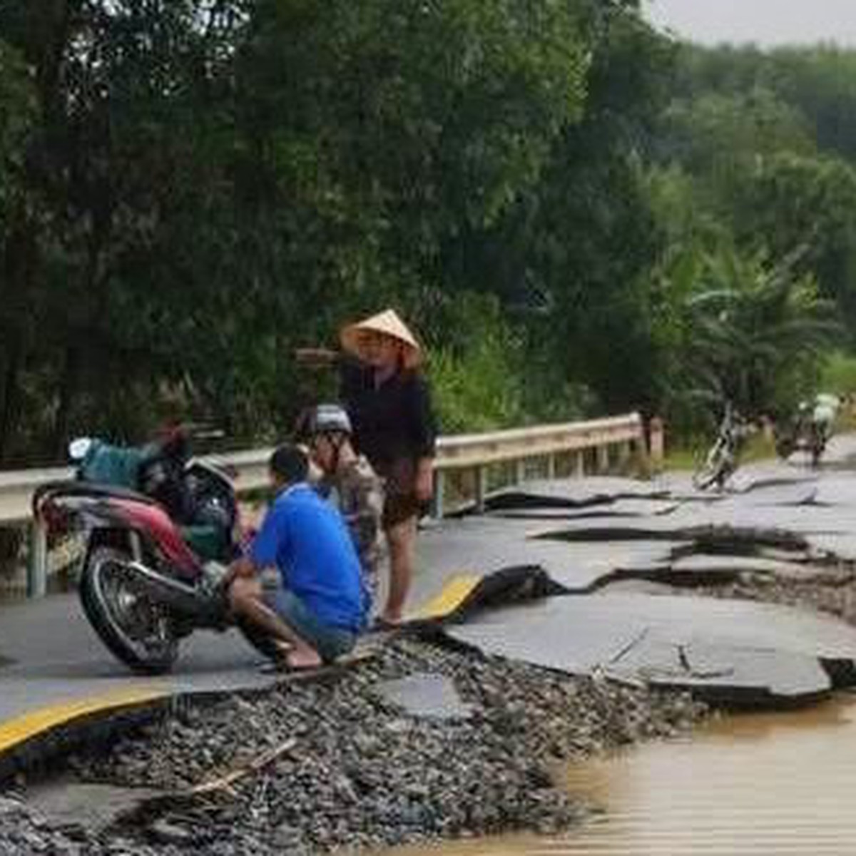 Nước lũ rút, mặt đường quốc lộ hiện ra như 'bánh đa vỡ'