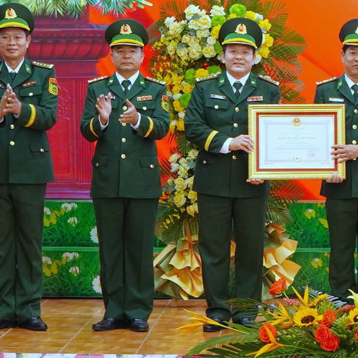 Phá 6 chuyên án thuốc nổ, ma túy lớn, Bộ đội biên phòng Quảng Ngãi nhận Huân chương Chiến công