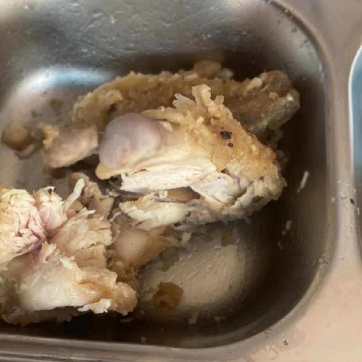 Bữa ăn bán trú ôi thiu: Công ty cung ứng nói gì?