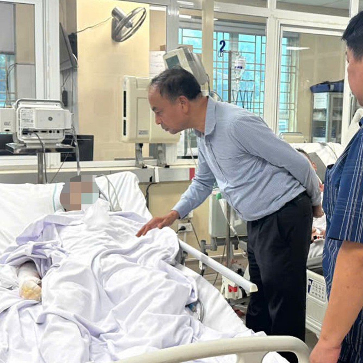 Cháy nhà làm 5 người chết ở Hà Nội: Một phụ nữ nhảy từ tầng 4 xuống mái tôn tầng 2 thoát nạn