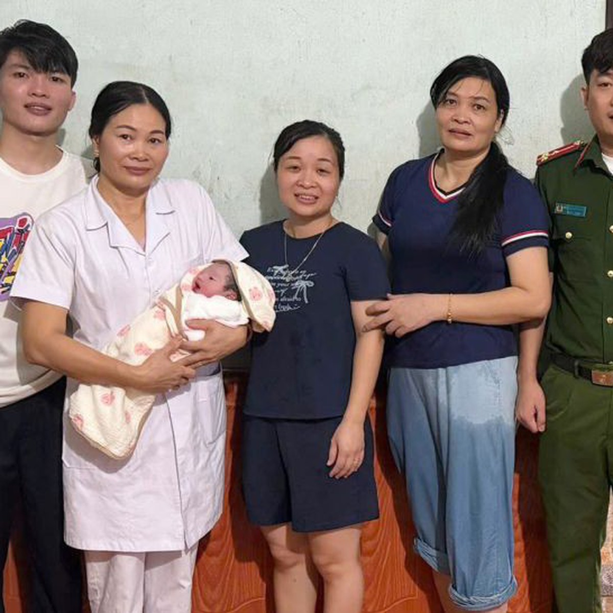 Công an, nhân viên y tế Thanh Hóa vượt mưa lũ hỗ trợ sản phụ sinh thành công