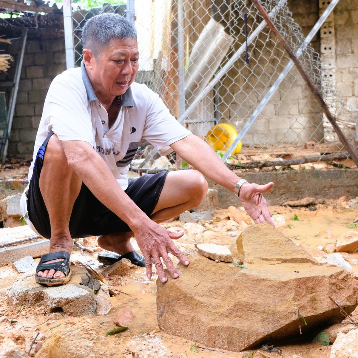 Người dân tháo chạy khi đất đá từ quả núi sau nhà ào ào lao xuống