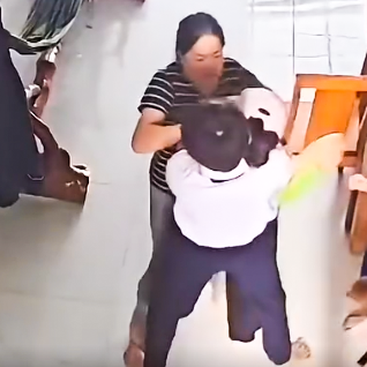 Vụ nam học sinh ở Phú Quốc siết cổ, đánh người thân trong gia đình: Địa phương yêu cầu làm rõ
