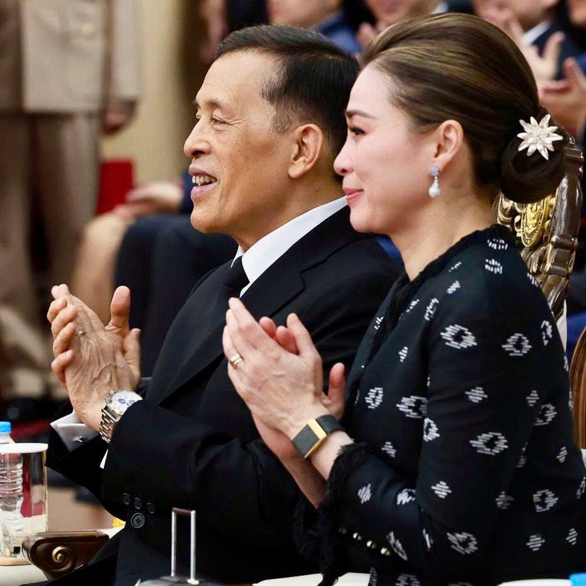 Nhà vua Thái Lan và Hoàng hậu nghe sinh viên Hà Nội nói tiếng Thái