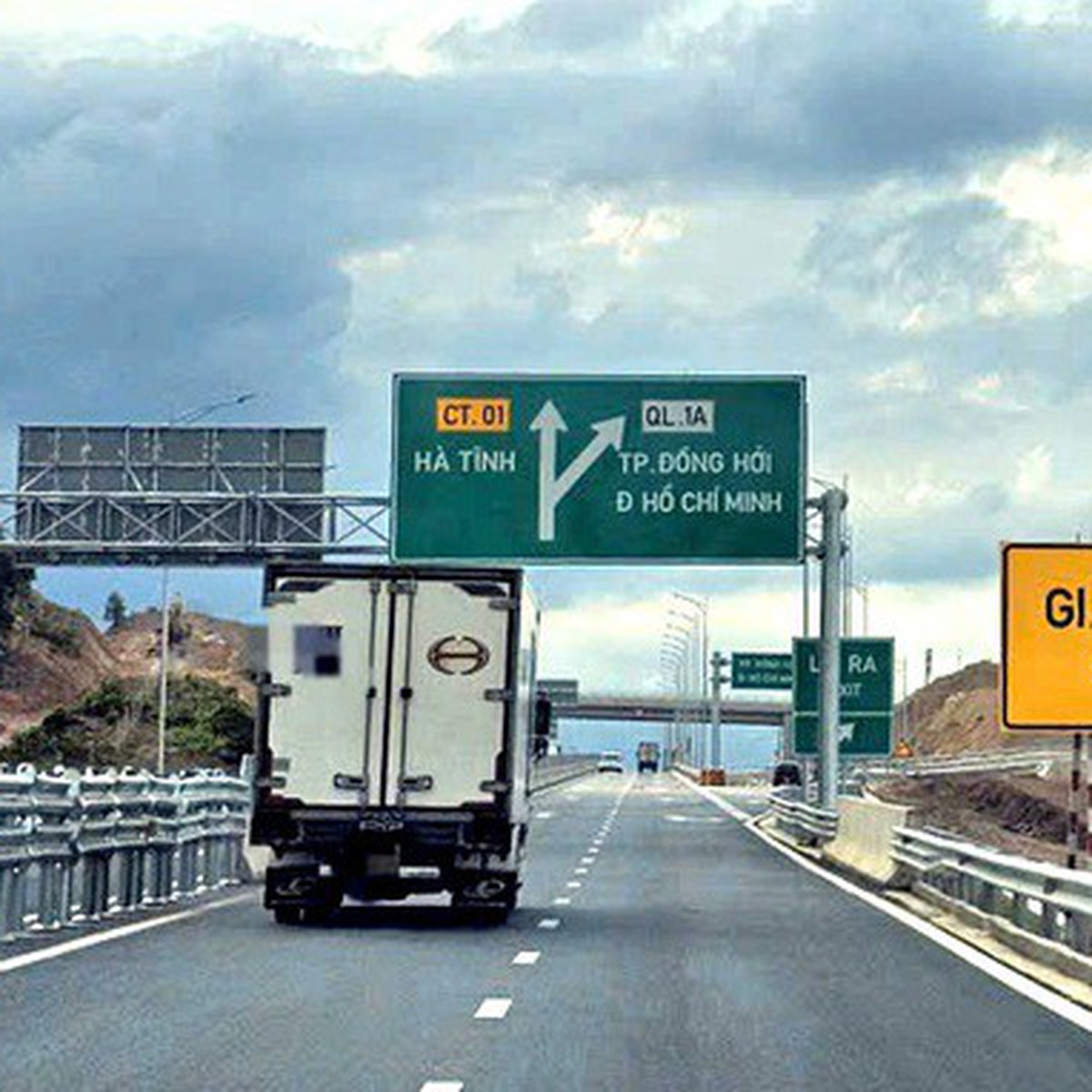 Sửa Quy chuẩn 41: Biển báo trên cao tốc gắn thông tin dự án gây rối cho tài xế