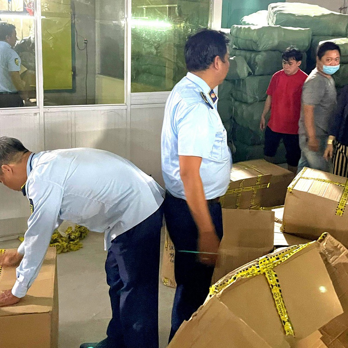 TP.HCM: Phát hiện hơn 40.000 sản phẩm giày dép, nước xả vải... vi phạm, hé lộ đường dây sản xuất hàng giả